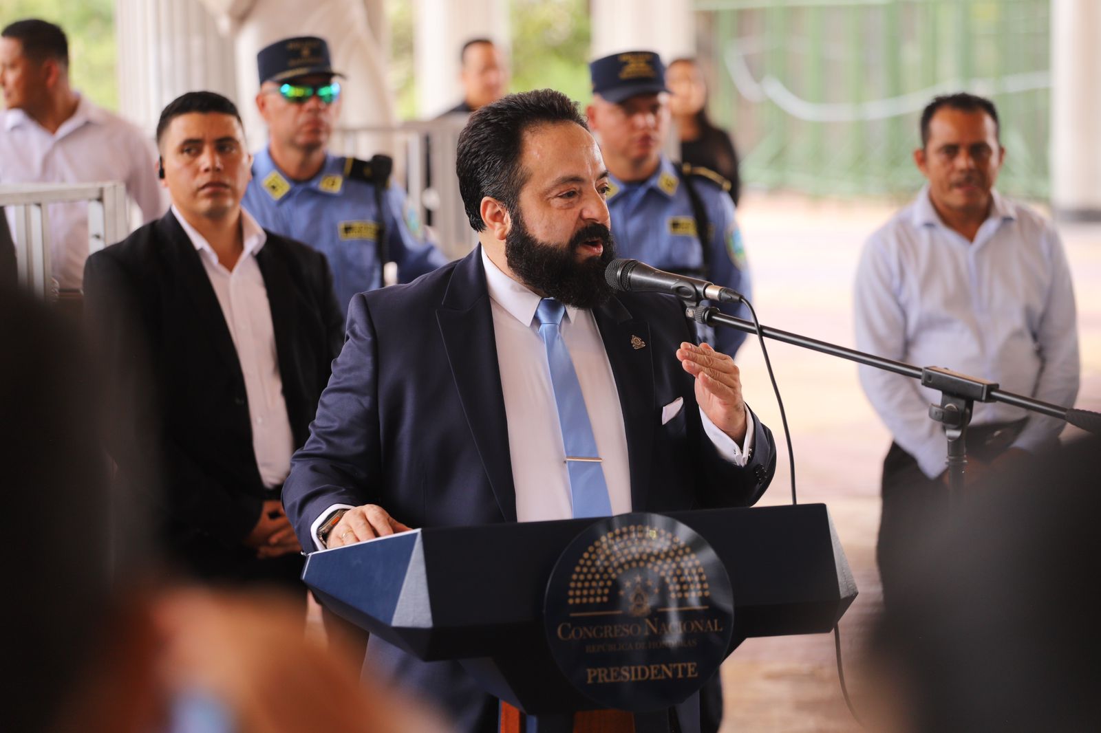 Denuncian influencia indebida de Luis Redondo en autorización de banco vinculado a su entorno familiar