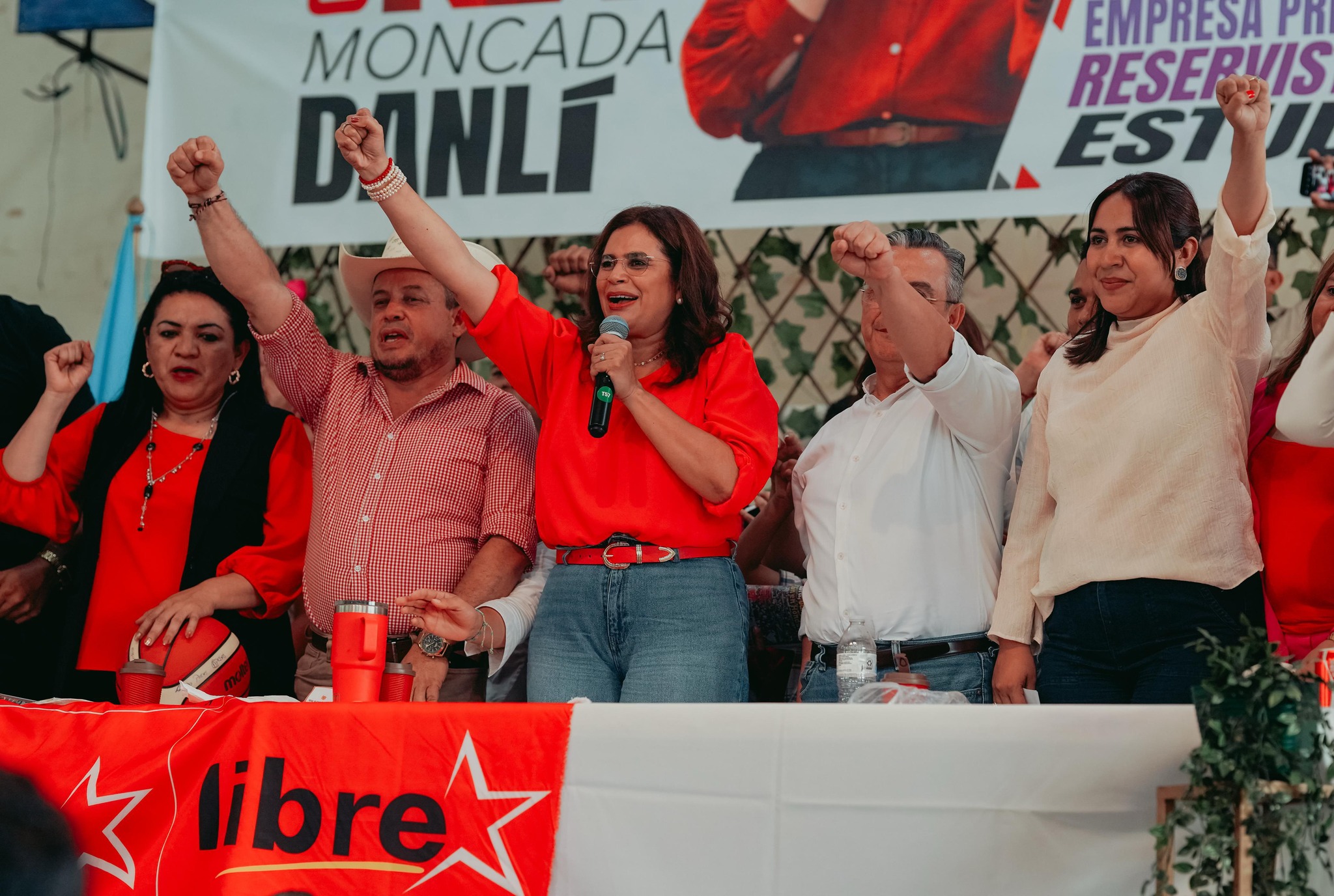 Encuestas señalan desventaja de LIBRE frente a la oposición política en Honduras
